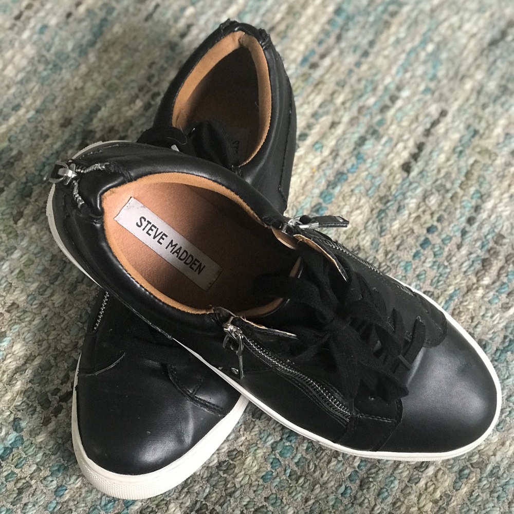 Super cute Steve Madden zipper sneakers!